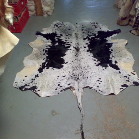 Kuhfell - schwarz-weißes Zebu mit Schwanz  Nr 016