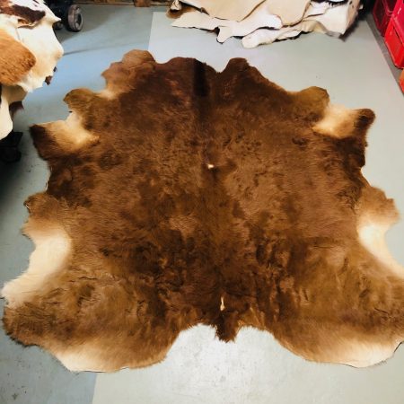 Chromfrei gegerbtes Rinderfell – gelockt – braun - 235 x 200 cm - Nr 007