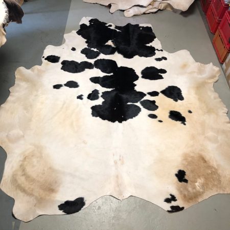 Chromfrei gegerbtes Rinderfell – schwarzbraun – 230 x 195 cm - Nr 012