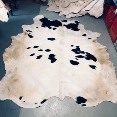 Chromfrei gegerbtes Rinderfell – schwarz-weiß – 230 x 195 cm - Nr 015