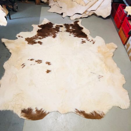 Chromfrei gegerbtes Bullenfell – rotbraun – 235 x 220 cm - Nr 016