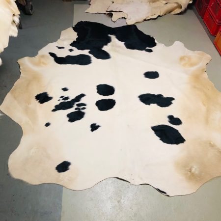 Chromfrei gegerbtes Rinderfell – schwarzbraun – 220 x 200 cm - Nr 022