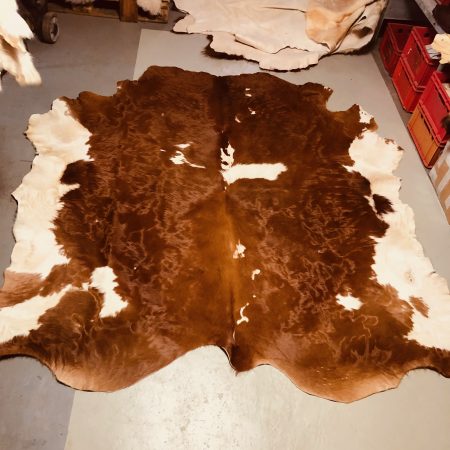 Chromfrei gegerbtes Bullenfell – rotbraun – 220 x 210 cm – mit Kahlstellen - Nr 032