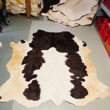 Chromfrei gegerbtes Rinderfell – rotbraun – 185 x 170 cm - Nr 038