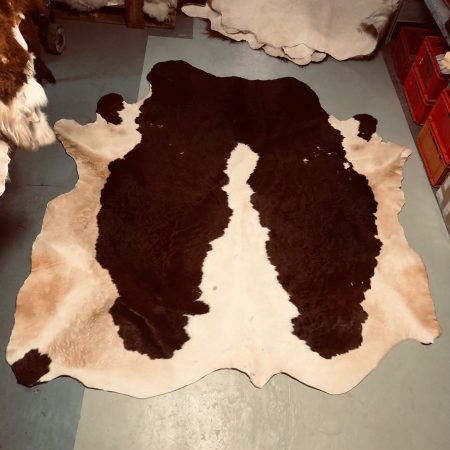 Chromfrei gegerbtes Pinsgauer Bullenfell - rotbraun - 230 x 190 cm – mit Naturmerkmalen - Nr 040